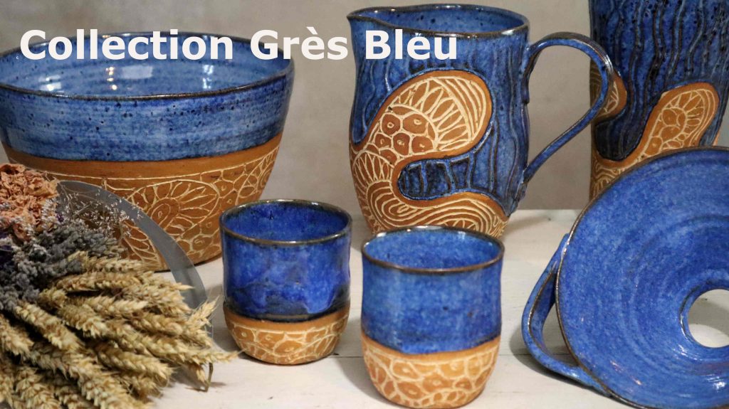 Lien vers la page des poteries de grès émaillées bleues et gravées sur le bas extérieur avec des motifs sur fond ocre)
