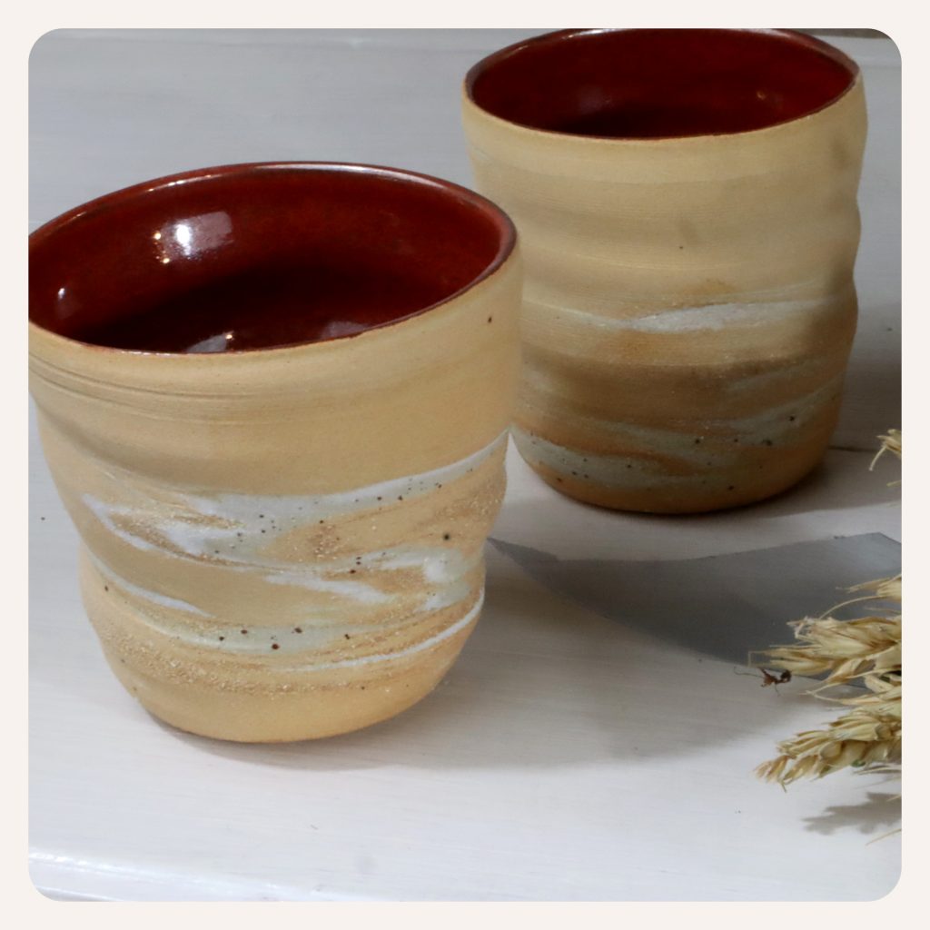 Gobelet artisanal rouge en grès mélé