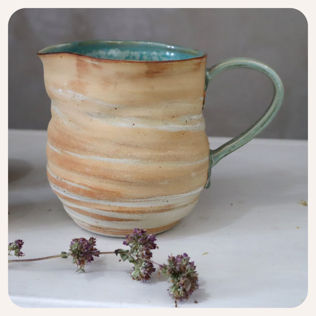 pichet artisanal turquoise en grès mêlé