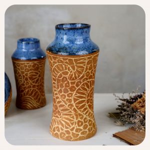 vase bleu gravé à col