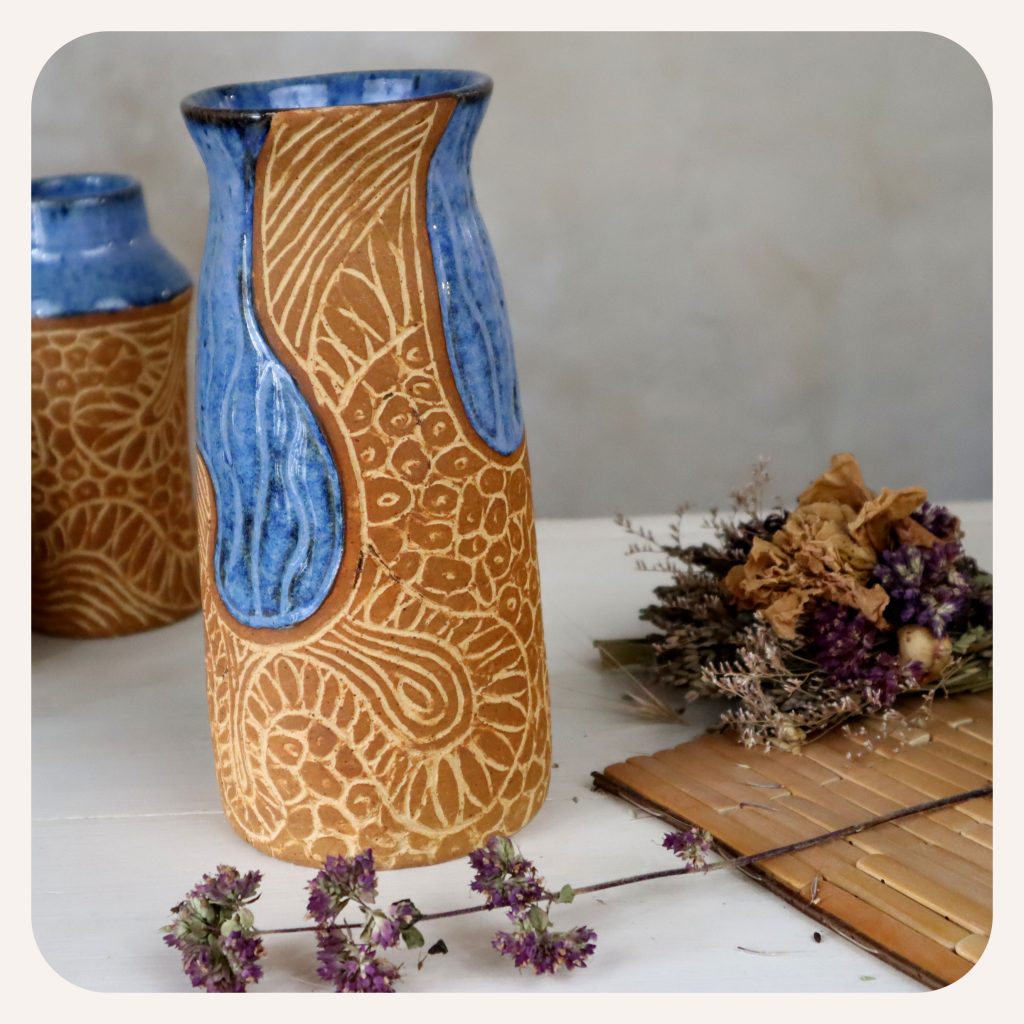 Grand vase bleu  gravé ocre