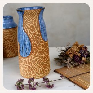 Grand vase bleu gravé ocre